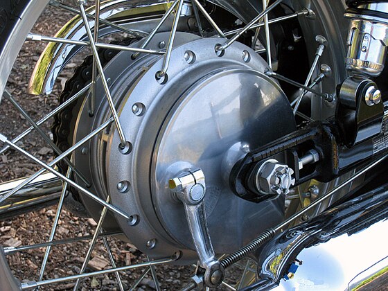 Мото тормоз. Kawasaki w800 Rear Wheel. Задний дисковый тормоз Кавасаки w800 2021. Барабанные тормоза на мотоцикле. Задний тормоз на мотоцикле.