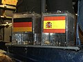 這是工作人員預先準備貼好德國及西班牙國旗的透明玻璃箱，並可見玻璃箱內藏青口。