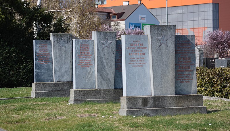 File:War cemetery for World war II on the cemetery Matzleinsdorf in Vienna, Austria-grave stone-group right PNr°0629.jpg