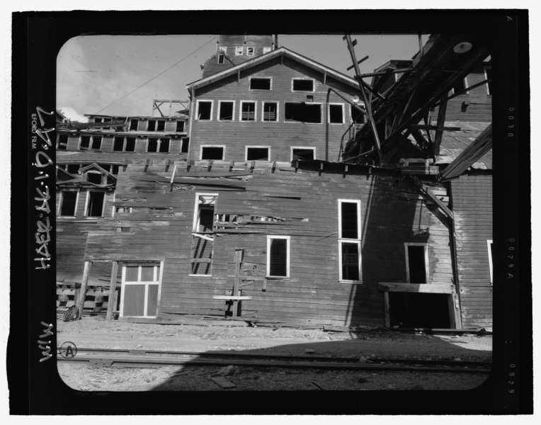 File:West wall of north section of Train Shed - Kennecott Copper Corporation, Concentration Mill, On Copper River and Northwestern Railroad, Kennicott, Valdez-Cordova Census Area, AK HAER AK-1-D-47.tif