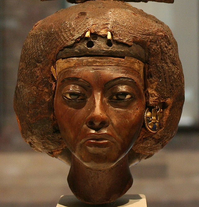 Скульптура Тии в Египетском музее Берлина