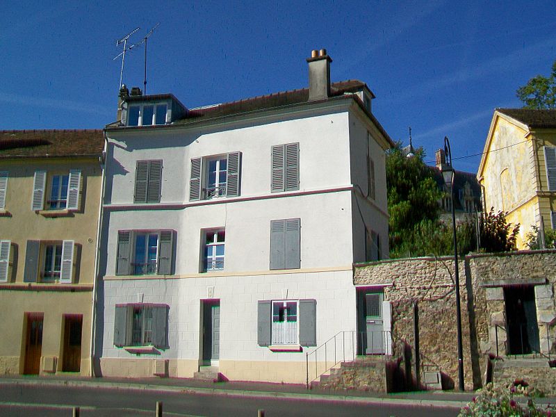 File:Écouen (95), rue Jean-Bullant.jpg