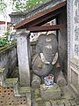 Một trong hai con voi nằm phục hai bên cổng vào đền
