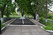 Братська могила радянських воїнів біля Будинку культури.jpg