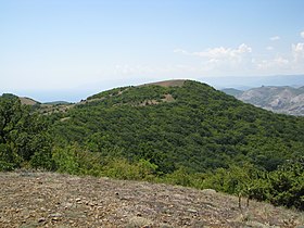 Hlavní vrchol (576,7 m) a sedlo masivu Perchem z vrcholu 571,6 m Foto A. Trifonov