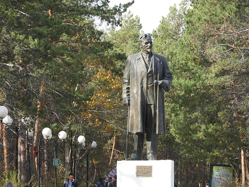File:Памятник Калинину в парке.jpg