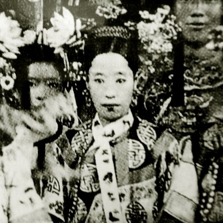 Empress Longyu, with a eunuch behind her on the right and a palace maid on the left