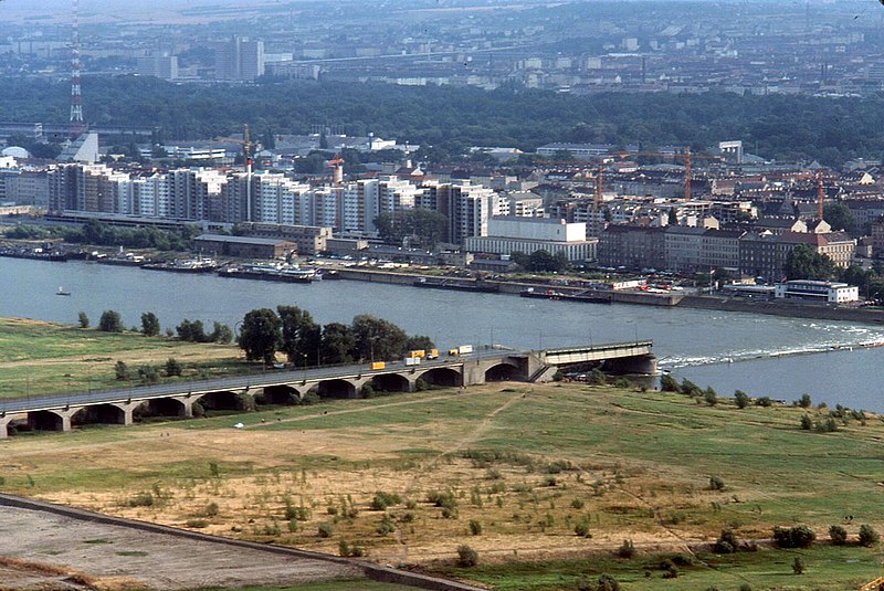 File:024L25050876 Einsturz der Reichsbrücke, Blick vom Donauturm.jpg