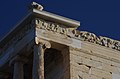 02 2020 Grecia photo Paolo Villa FO190119 (Acropoli di Atene) Tempio di Atena Nike, dettaglio colonna ionica d'angolo, fregio continuo, acroterio, cielo blu, senza gimp.jpg