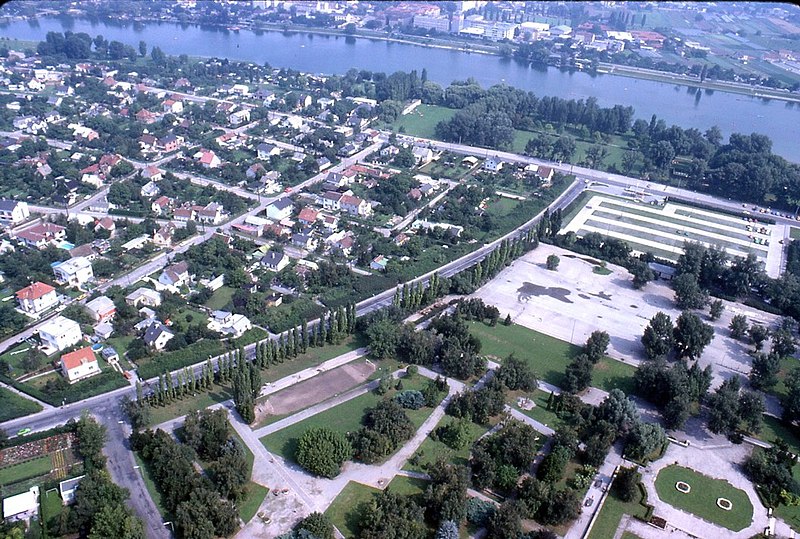 File:058L23050879 Blick vom Donauturm, Siedlung Bruckhaufen, Donauturmstrasse, Arbeiterstrandbadstrasse.jpg