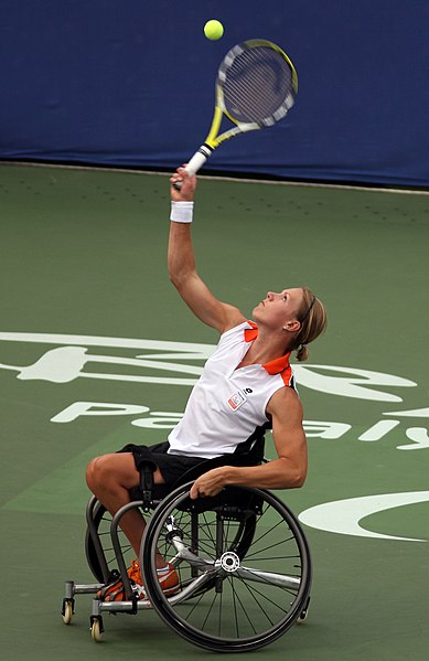 File:080908 - Esther Vergeer serves - 3b - crop.jpg