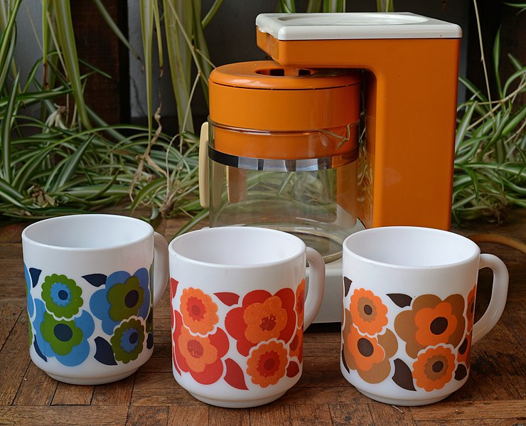 File:1970s Flower pattern tea coffee mugs (51879678808).jpg