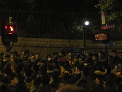 陳偉業向花園道的群眾喊話，並帶領群眾穿越聖約翰座堂、跑台里，擺脫警方包圍。2013年元旦晚上8時半。