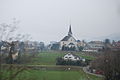 Blick aus dem Zug auf Dorf und Kirche