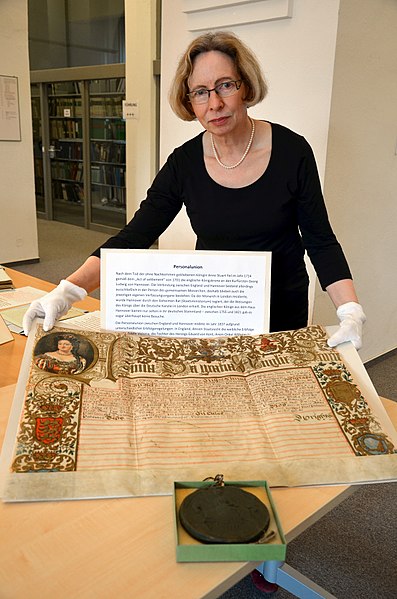 File:2014-03-08 Tag der Archive Hauptstaatsarch Niedersachsen Christine van den Heuvel facsimile 1706 Sukzessionsurkunde Anne Great Britain Kurfürstin Sophie von Braunschweig-Lüneburg electress of Hanover.jpg