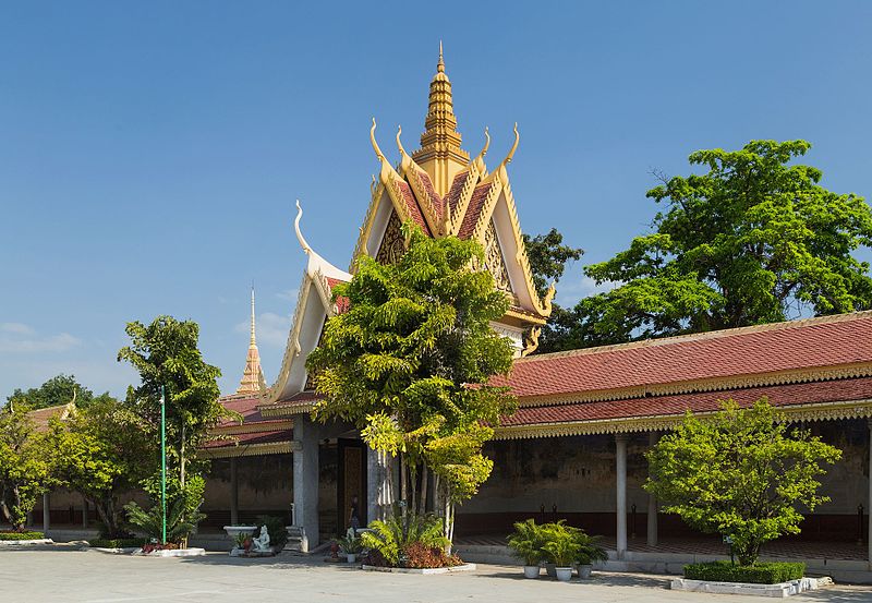 File:2016 Phnom Penh, Pałac Królewski, Brama wyjściowa z galerią (03).jpg