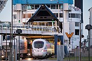 12. KW Ein ICE-TD verlässt die Eisenbahnfähre Schleswig-Holstein (Vogelfluglinie) im Bahnhof Puttgarden (August 2017).