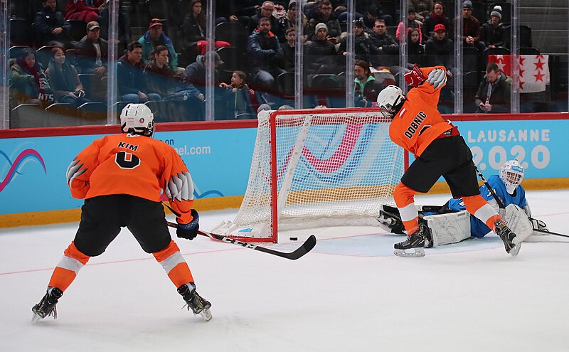 File:2020-01-11 Ice hockey at the 2020 Winter Youth Olympics – Men's 3x3 mixed tournament – Preliminary round – Blue vs. Orange (Martin Rulsch) 07.jpg