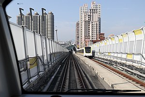 新埔民生駅付近の列車