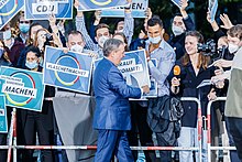 Armin Laschet begrüßt am 12. September 2021 in Berlin Anhänger der Jungen Union vor dem TV-Studio (Quelle: Wikimedia)