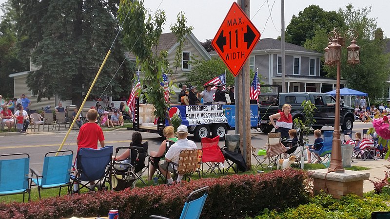 File:4th of July Parade Columbus, Wisconsin - panoramio.jpg