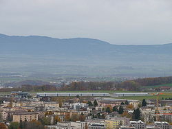 Landebahn mit Hängar und Hauptgebäude (links)