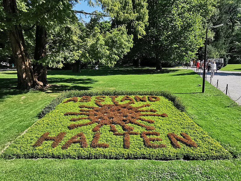 File:AUT — Tirol — Innsbruck — Hofgarten (Blumenpflanzung “Abstand halten”).jpg