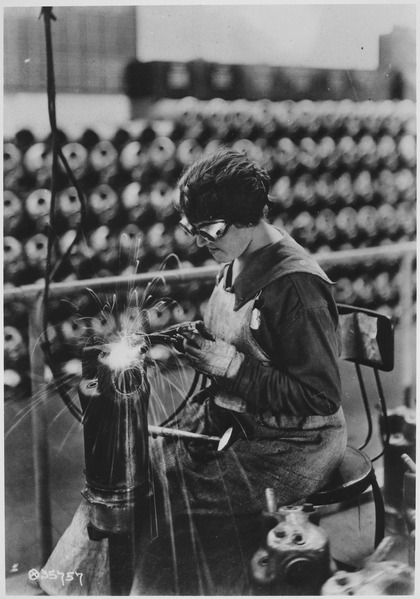 File:Acetylene welding on cylinder water jacket., 1918 - NARA - 530779.tif