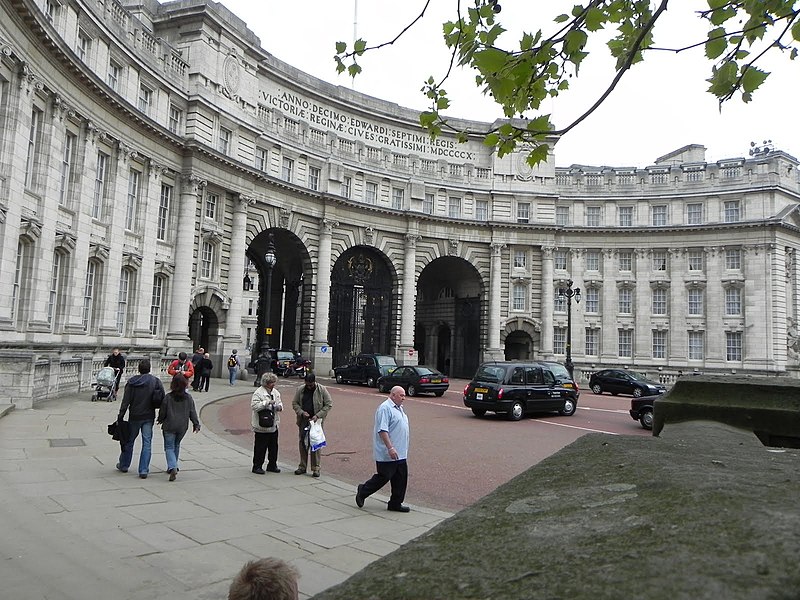 File:Admiralty Arch - panoramio (1).jpg