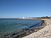 weiße Lehmgebäude mit Blick auf einen tunsischen Strand