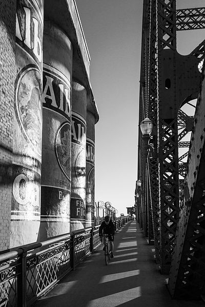 File:Albers and the Broadway Bridge-4.jpg