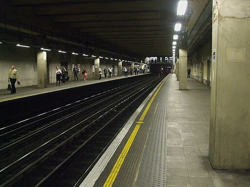 Aldgate East tube stn eastbound looking west