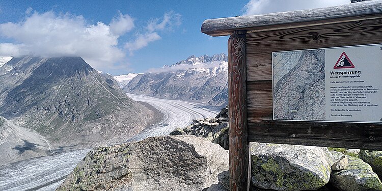 Warning of rockfall due to melting permafrost at the Aletsch glacier