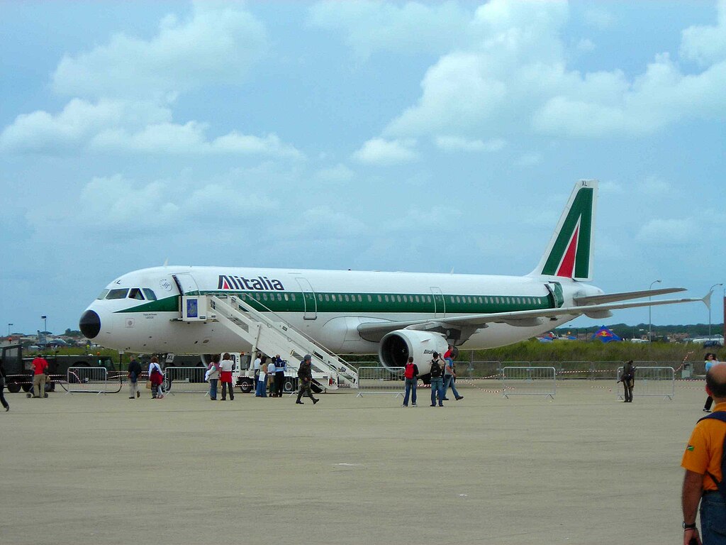 File:Alitalia Airbus A321.JPG - Wikimedia Commons