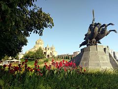 La cattedrale e la statua equestre di Andranik