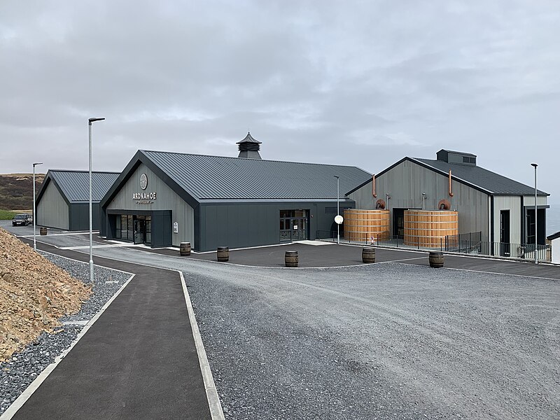 File:Ardnahoe distillery - geograph.org.uk - 6134780.jpg