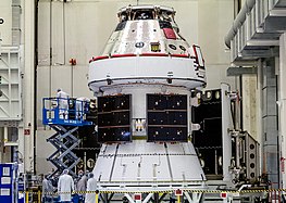 החללית אוריון בהכנות אחרונות לפני התקנתה מעל משגר ה-SLS
