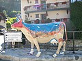 La vaca representa la tradicional fiesta del fuego de Arties celebrada el 23 de junio de cada año, inscrita en el Patrimonio Inmaterial de la Humanidad por la UNESCO