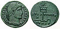 Konstantinsk mynt som dateres tilbake til seieren over Licinius.  Legg merke til banneret til banneret.