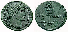 Uma moeda de Constantino I (c.337) mostrando uma representação de seu labarum espetando uma serpente.