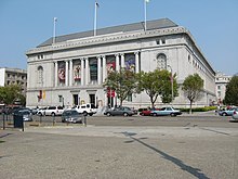 Obrázek exteriéru budovy pro Muzeum asijského umění v San Francisku, která byla původně dokončena v roce 1916 pro hlavní pobočku veřejné knihovny v San Francisku.