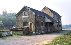 Halle, prolongée par un bâtiment annexe (1991).