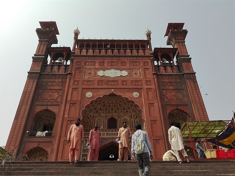 File:Badshahi Mosque Entrance.jpg