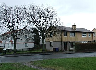 Maisons BISF à Port Glasgow. La maison originale est à droite, celle de gauche ayant été transformée.