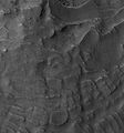 Neobični reljefni oblici unutar prstena Barnardova krateera. Snimka: HiRISE