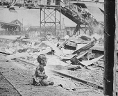 Klein kind op het gebombardeerde treinstation Shanghai-Zuid