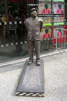 Bronzestatue (Künstler: Thorsten Stegmann, Essen) von Heinz Rühmann vor dem Filmmuseum in Berlin, 2006