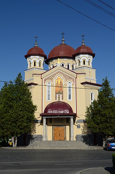 File:Biserica "Sfinții Apostoli Petru și Pavel", Târgu Jiu (1).JPG