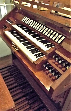 Bisten, St. Peter (Hock-Orgel) (Spieltisch) (7).jpg