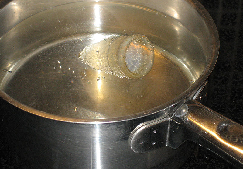 File:Boiling a menstrual cup2.jpg